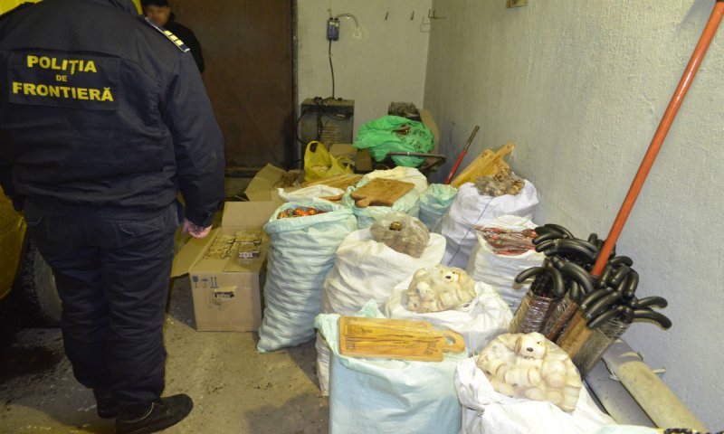 Mii de obiecte de artizanat fără documente, confiscate de polițiștii de frontieră Botoșani - FOTO