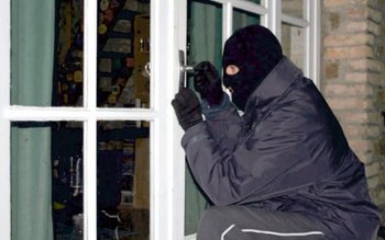 Hoț de profesie prins de …