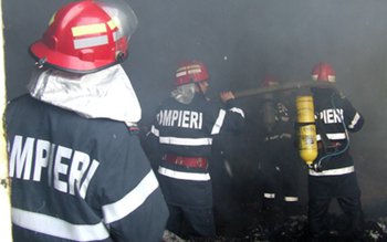 Incendiu! Pompier rănit în timpul …