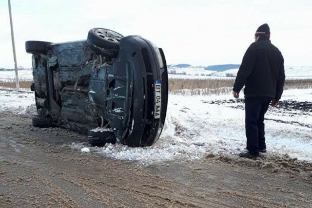 Neatenția și zăpada l-au costat scump! Un bărbat din Botoșani s-a răsturnat cu mașina