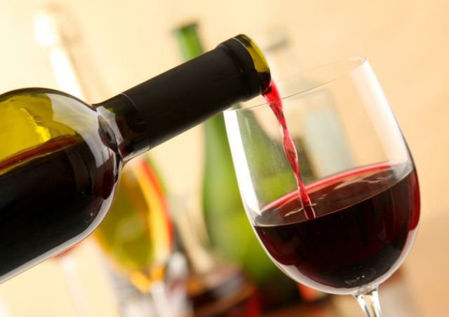 De ce vinul roșu agravează durerile de cap?