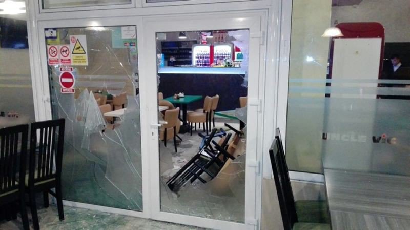 Tineri reținuți de polițiști! Scandalagii din pizzeria de pe Unirii arestați preventiv