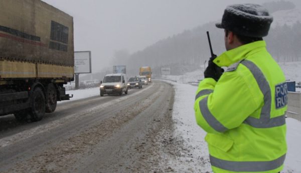 Poliția avertizează! Echipați-vă corespunzător autoturismul când circulați pe drumuri acoperite cu zăpadă