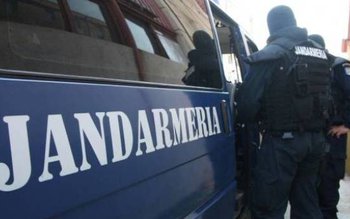 Prins de jandarmi, cu cadelniţa …