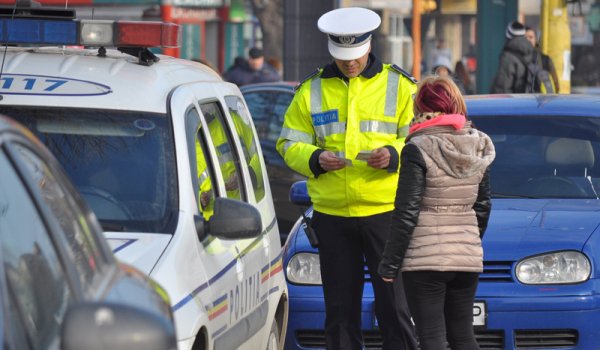 Ce se întâmplă când polițistul care te legitimează nu se prezintă și ce drepturi ai atunci când ești condus la Poliție