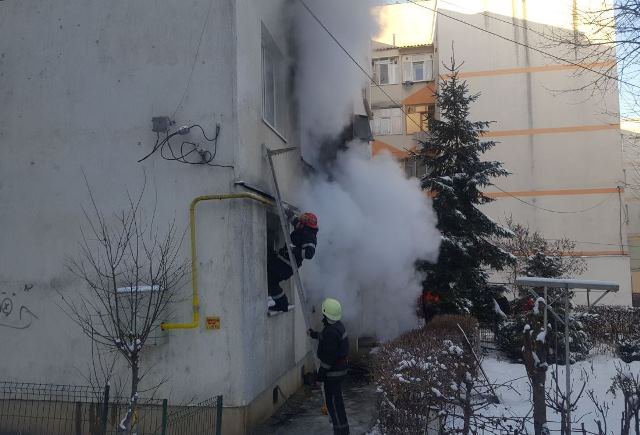 Două persoane în stare gravă în urma unui incendiu izbucnit într-un apartament din Botoșani - FOTO