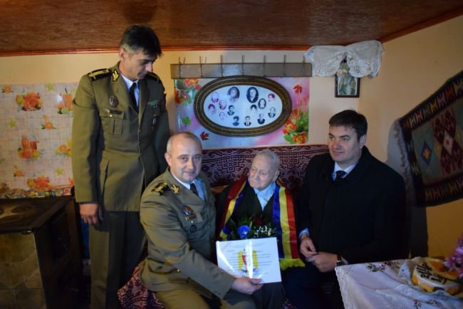 105 ani de viaţă, sărbătoriţi în mijlocul familiei de Vasile Chipoancă, veteran de război - FOTO