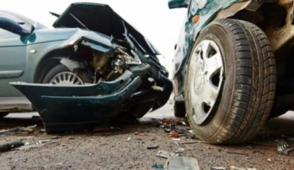 Două autoturisme avariate pe o stradă din Botoşani, din cauza unui șofer imprudent