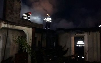 Casă distrusă de flăcări la …