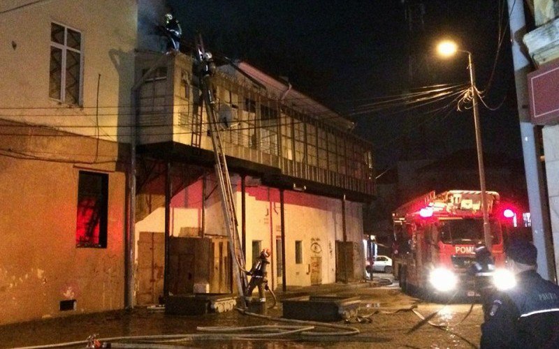 INCENDIU! Mansarda unei clădiri din Centrul Vechi cuprinsă de flăcări