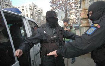 Percheziţii la locuinţele unor persoane …