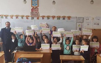 Poliţiştii botoşăneni alături de copiii …