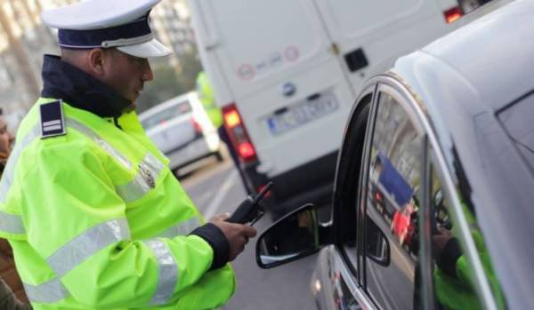 Un șofer cu „alcool la bord” și altul fără permis de conducere, depistați și „taxați” de polițiști