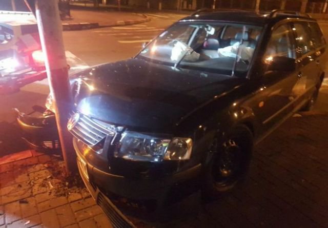 ACCIDENT! Un tânăr băut a distrus un semafor într-o intersecţie din Botoşani