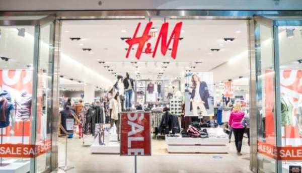 H&M, prăbuşire spectaculoasă. Retailer-ul închide sute magazine. Ce se întâmplă