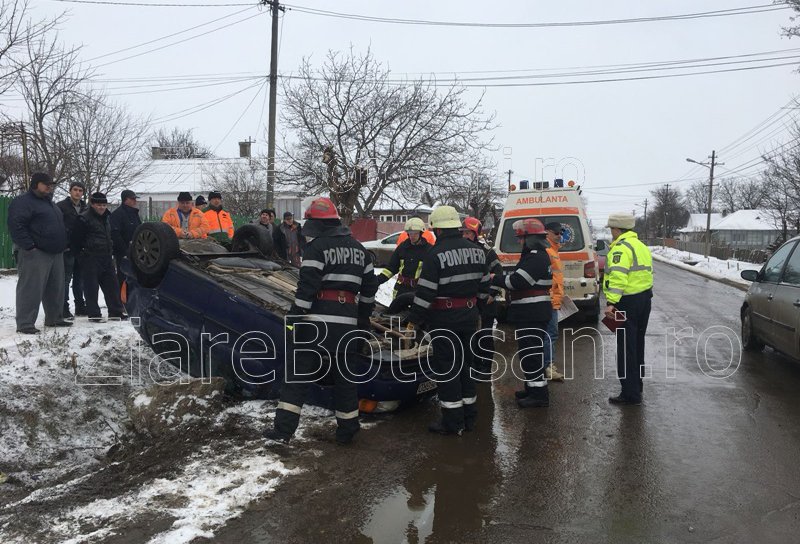 Accident la ieșirea din Dorohoi! O mașină a ajuns cu roțile în sus după o depășire neregulamentă - FOTO