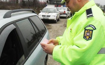 Infractori voiajori depistaţi de poliţişti …