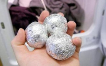 Bagă câteva bile din folie …