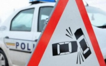 Doi minori pasageri într-un autoturism, …