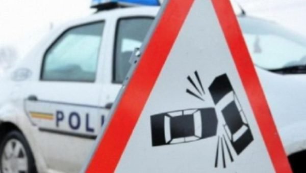 Doi minori pasageri într-un autoturism, răniți într-un accident rutier