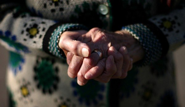 Pensionară de 76 de ani, tâlhărită în propria casă de o consăteancă