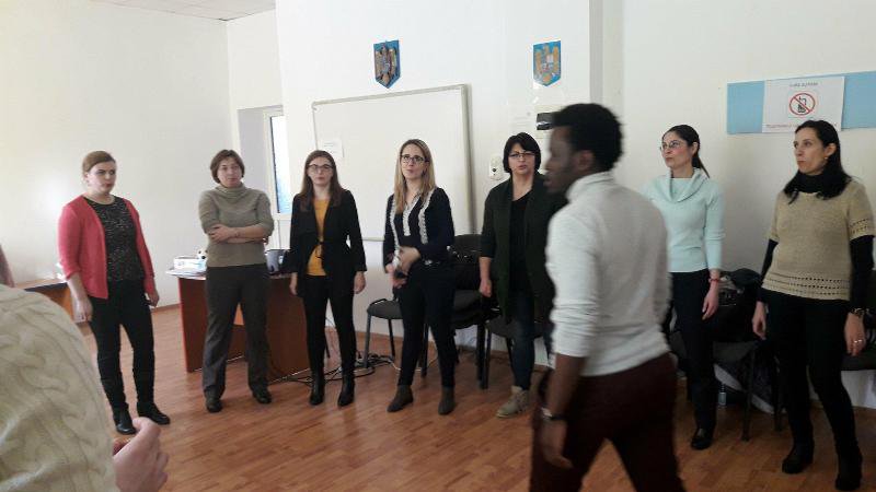 Profesorii de franceză din județul Botoșani învaţă de zor cum să îmbine teatrul cu materia pe care o predau - FOTO