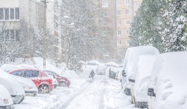 Cod galben de vânt puternic şi ninsori abundente. Strat consistent de zăpadă