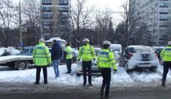 Peste 10 mii de poliţişti băgaţi printre nămeţii în sprijinul cetățenilor zonele supuse avertizărilor meteorologice