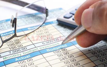 Funcţionarii publici dau în judecată …