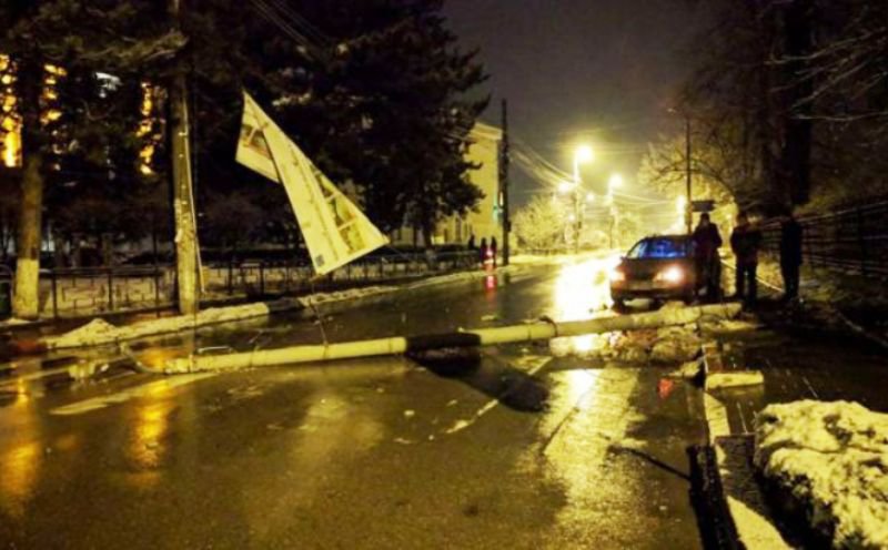 Accident la Botoșani. Un tânăr de 19 ani a rupt cu mașina un stâlp de beton!