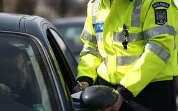 Şoferiță cu tupeu: S-a urcat …