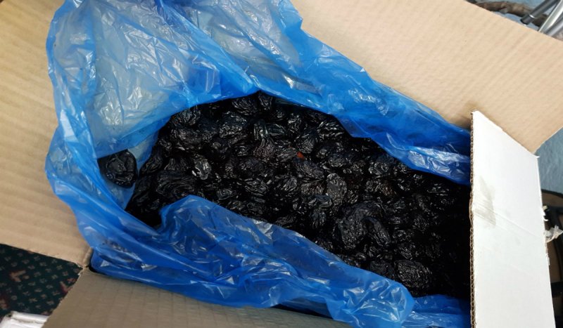 Sute de kilograme de prune uscate confiscate de poliţiştii de frontieră botoșăneni - FOTO