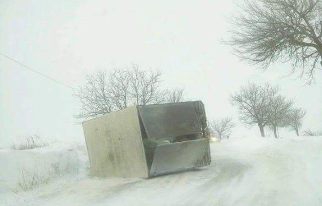 Accident pe drumul Botoșani – Săveni! Camion cu mobilă răsturnat pe carosabil - FOTO
