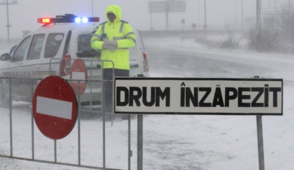 Mai multe drumuri naţionale şi judeţene au fost închise din cauza viscolului