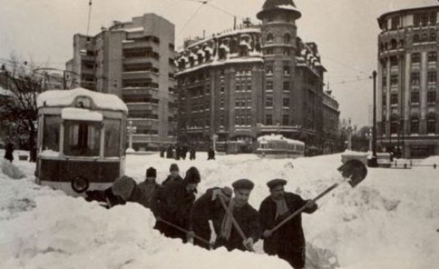 Imagini de la marele viscol din '54. Cea mai cruntă iarnă din Bucureşti. Cum se făcea deszăpezirea?