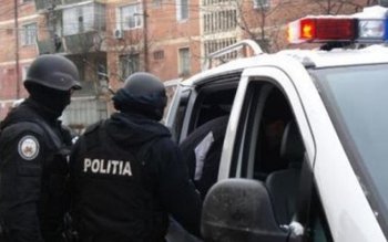 Percheziții cu mascații în casele …