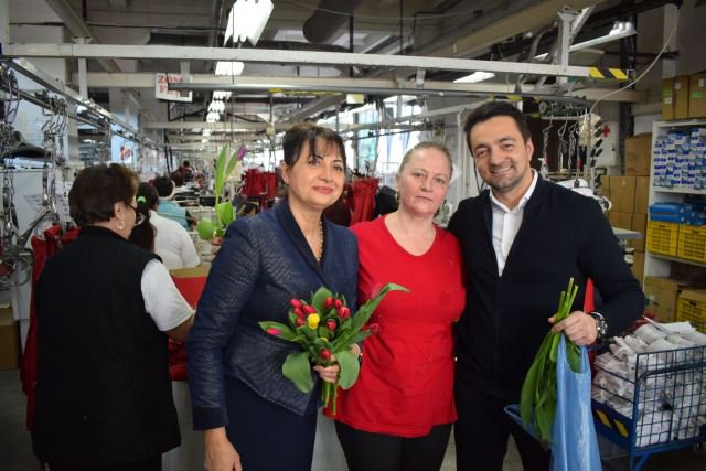 Parlamentarii PSD Tamara Ciofu și Răzvan Rotaru au oferit flori și mărțișoare angajațiilor de la mai multe fabrici din municipiul Botoșani