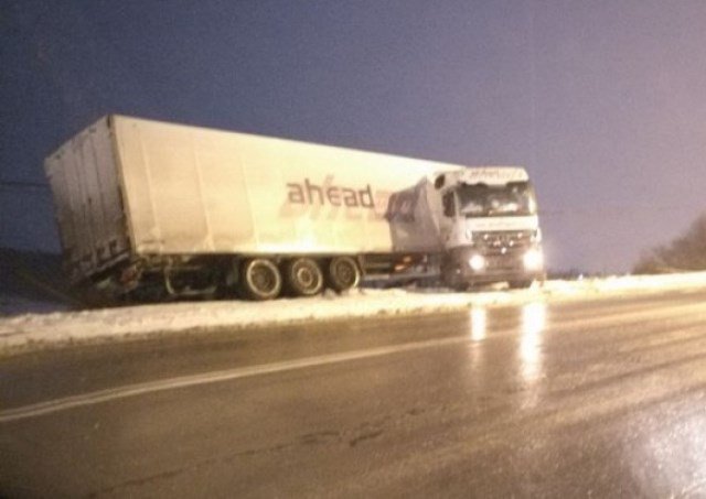 Doi stâlpi distruși de un camion scăpat de sub control la Botoșani