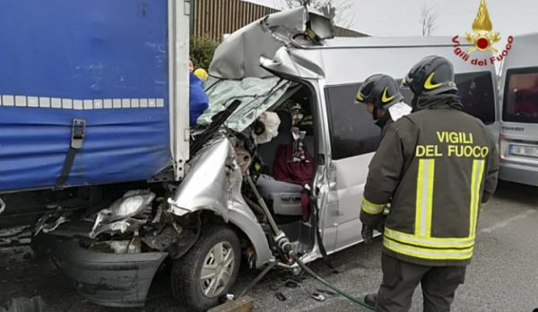 Accident îngrozitor în Italia, cu un microbuz înmatriculat în România. Trei victime