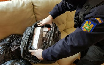 Percheziţii la traficanţi de ţigări, …