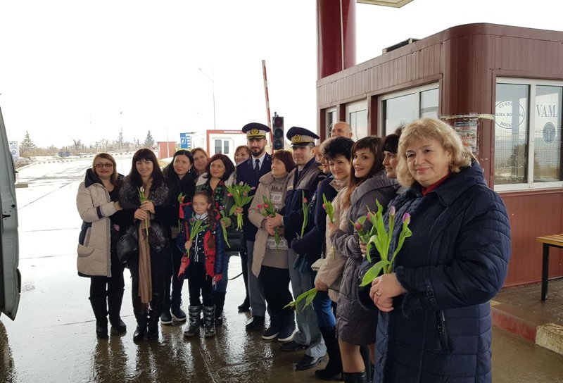 De 8 Martie, poliţiştii de frontieră au „amendat” doamnele cu flori - FOTO