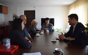 Prefectul județului alături de comisarii …