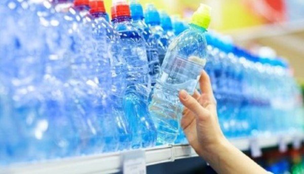 ALERTĂ! Particule de plastic, descoperite în sticle de apă plată