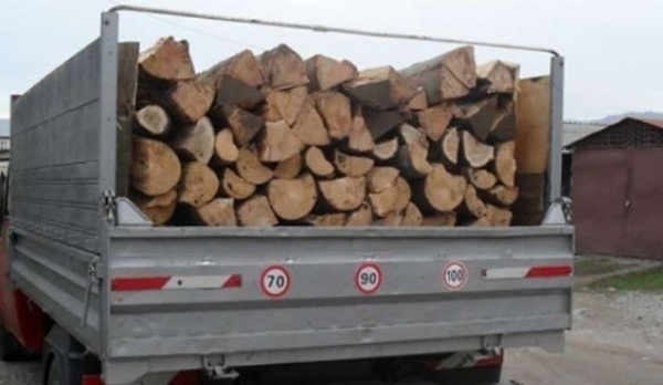Material lemnos transportat fără documente, confiscat de polițiști