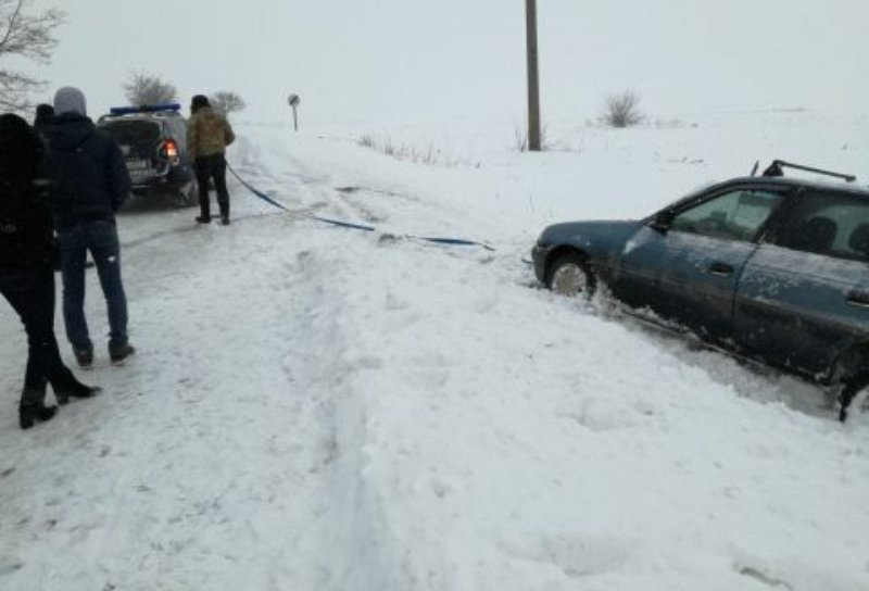 ACCIDENT pe drumul Botoșani – Dorohoi. Jandarmii au ajutat la scoaterea unei mașini ieșite în decor - FOTO