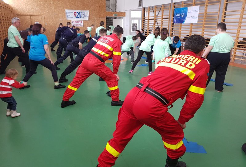 Pompierii si jandarmii botoşăneni s-au alăturat, duminică, copiilor cu sindrom Down, în „Ştafeta Prieteniei” - FOTO