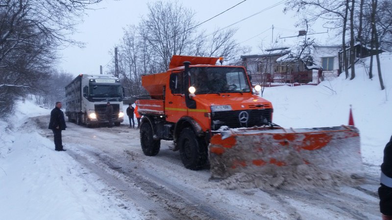 Mobilizare pentru deszăpezire în județul Botoșani. Prefectul, în teren cu şeful de la Drumuri Naţionale - FOTO