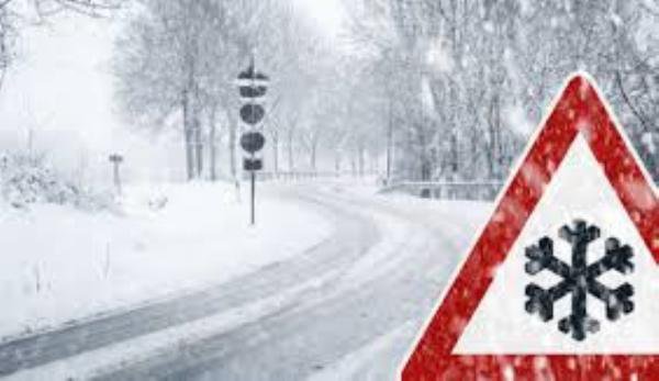 Conduceţi preventiv când circulaţi pe drumuri acoperite cu zăpadă sau polei