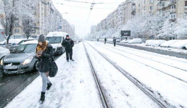 ANM: Lapoviţă şi ninsoare în toată ţara, polei în special în sud. Vremea va fi foarte rece. PROGNOZA METEO pe toată săptămâna