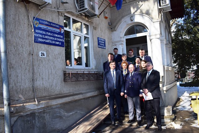 Ziua Paşaportului, sărbătorită de funcţionarii Serviciului de Paşapoarte alături de prefectul Dan Şlincu - FOTO